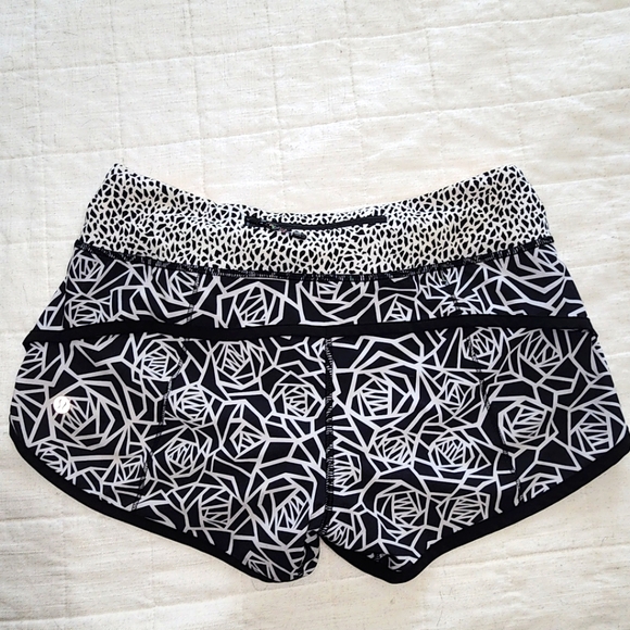 Lululemon Speed Short Posey Black White / Miss Mosaic  Size 4 - Picture 1 of 7